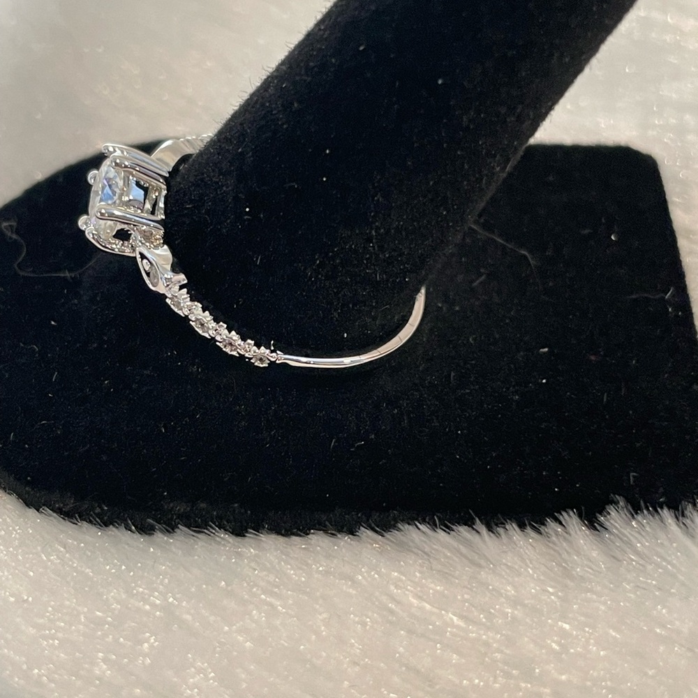 Woman’s 1.0 ct size 10 Moissanite ring - Picture 4 of 8